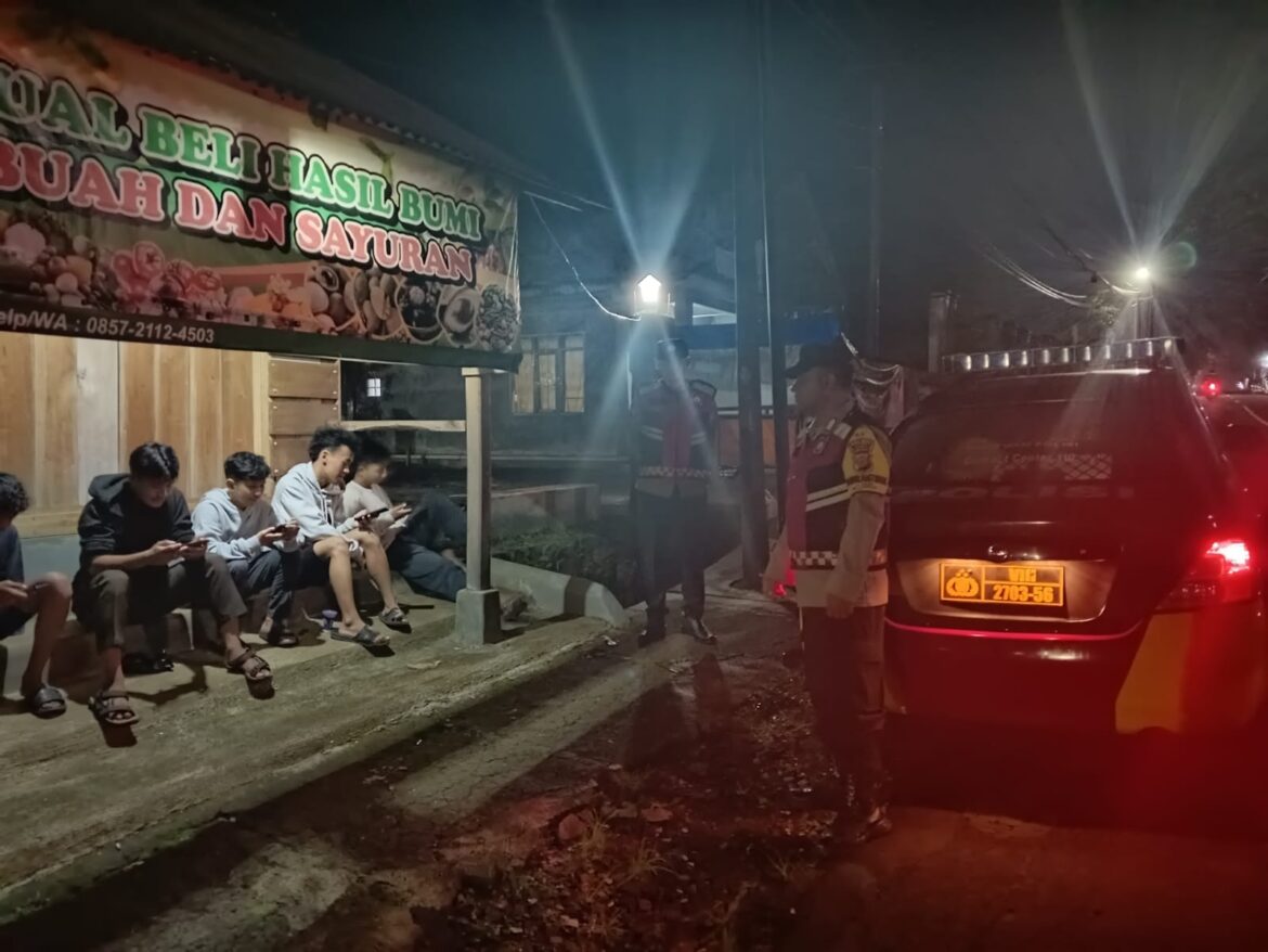 Berikan Rasa Aman, Personel Polsek Kawali Polres Ciamis Patroli Dialogis di Malam Hari