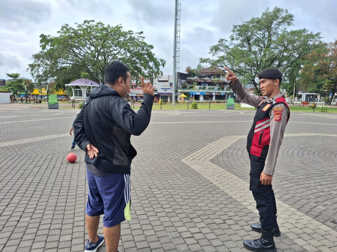 Cipkon Kamtibmas di Area Publik, Samapta Polres Ciamis Patroli Jalan Kaki di Alun Alun Ciamis