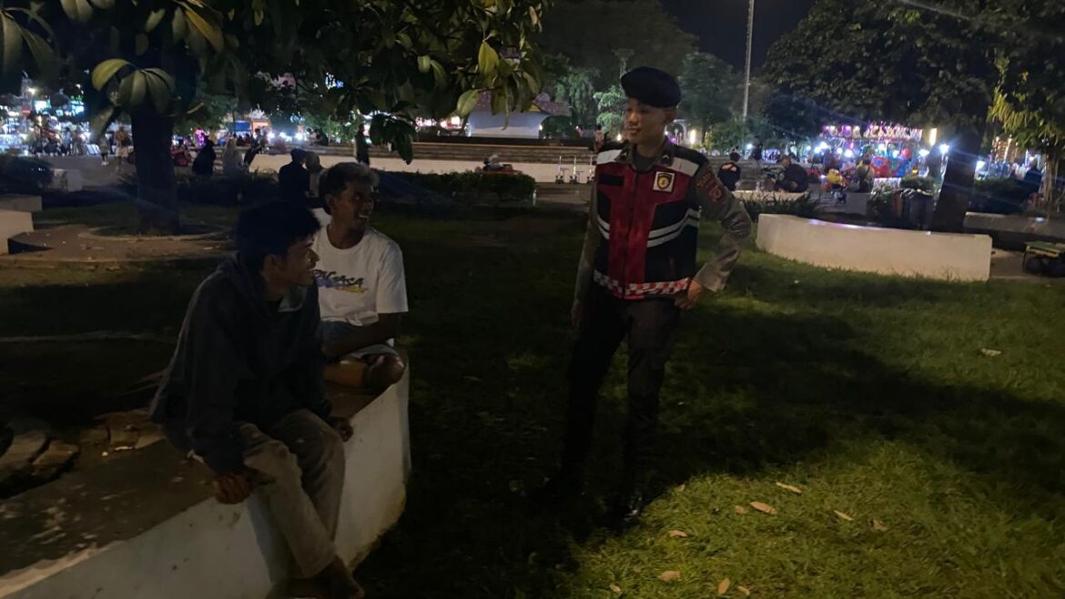 Cipkon Saat Malam, Samapta Polres Ciamis Patroli Jalan Kaki di Alun Alun Ciamis