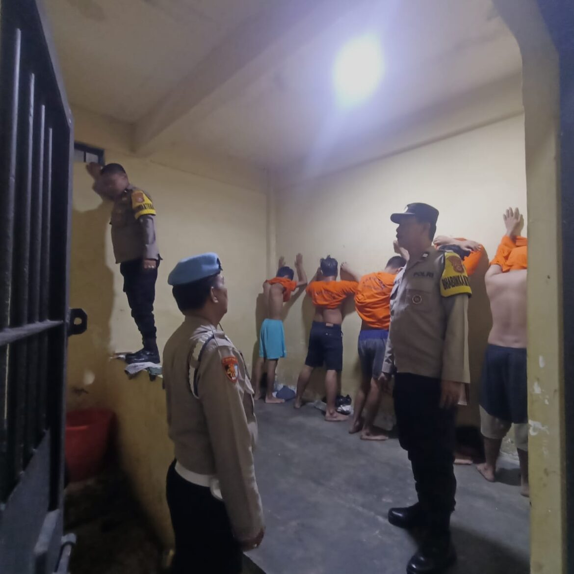 Cek n Ricek Rutan Polsek Balaraja Anggota Polsek Balaraja lakukan pengecekan Tahanan