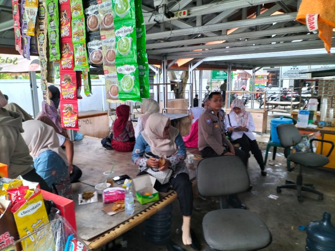 Sambang Warga Binaan, Bripka Karip Fajar Bhabinkamtibmas Polsek Kronjo Polresta Tangerang Sampaikan Himbauan Kamtibmas di Kantor Desa Mekarbaru