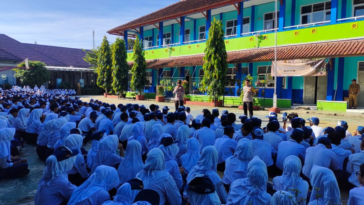 Datangi Sekolah, Kapolsek Kawali Polres Ciamis Sosialisasikan Edaran Bupati Ciamis ke Siswa di SMPN 1 Kawali