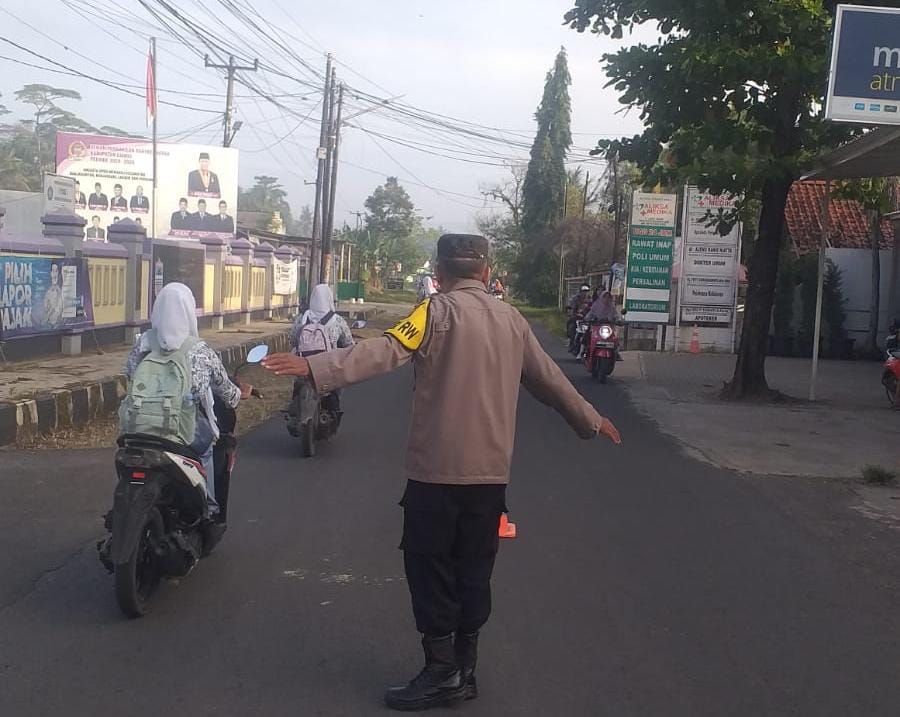 Pengaturan Lalu Lintas Pagi, Polsek Lakbok Polres Ciamis Pelayanan Masyarakat di Depan Sekolah