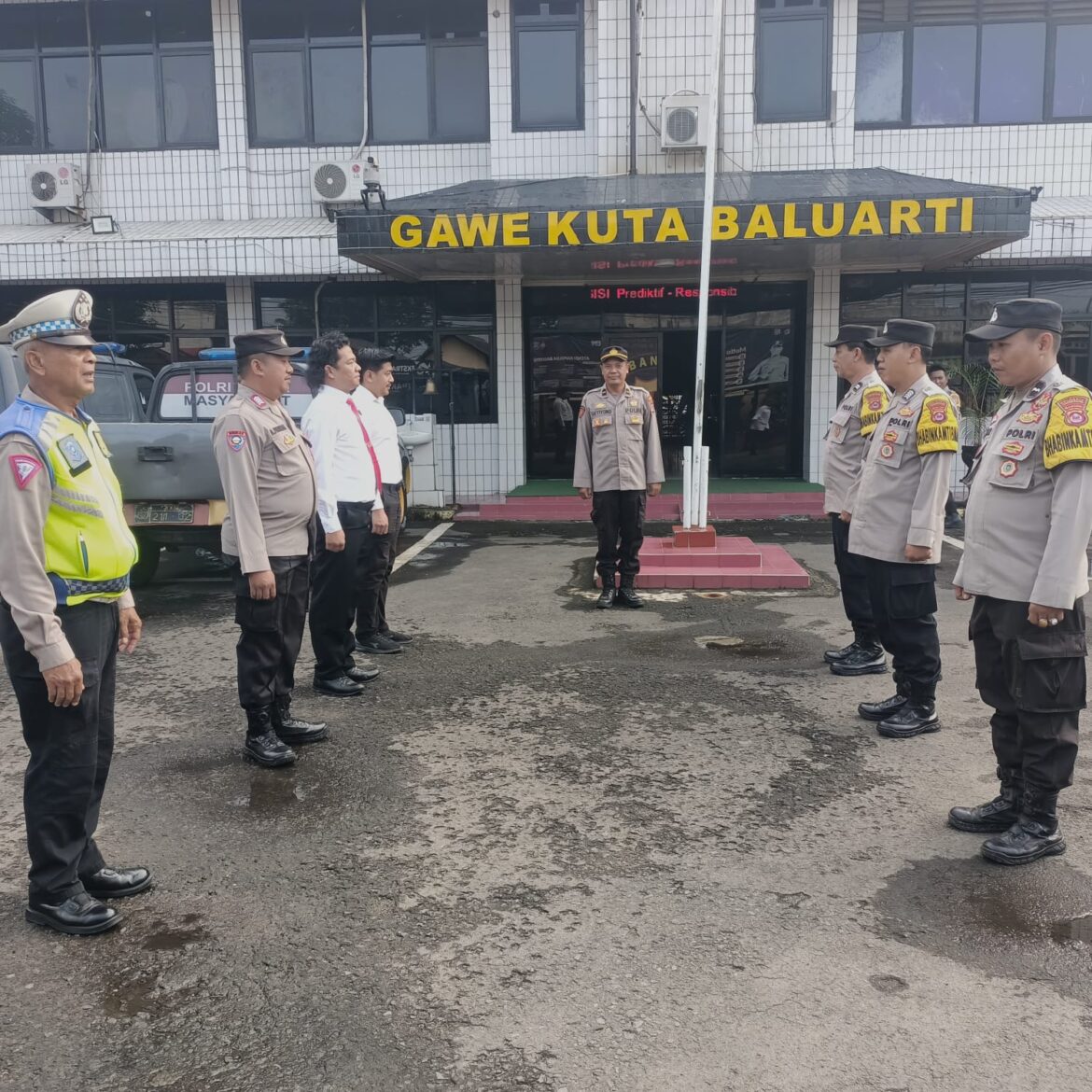 Personil Polsek Balaraja Melaksanakan Serah terima Jaga di Halaman Apel Mako Polsek Balaraja Polresta Tangerang