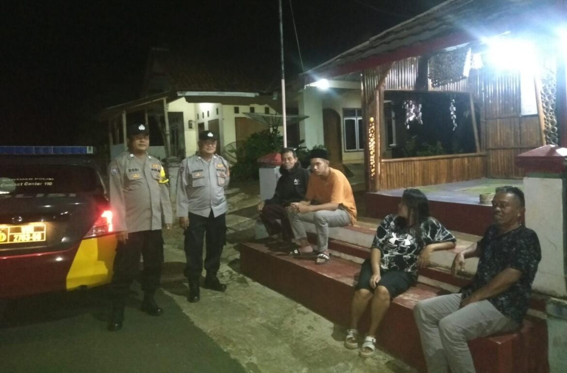 Berikan Rasa Aman, Personel Polsek Kawali Polres Ciamis Patroli Dialogis di Malam Hari