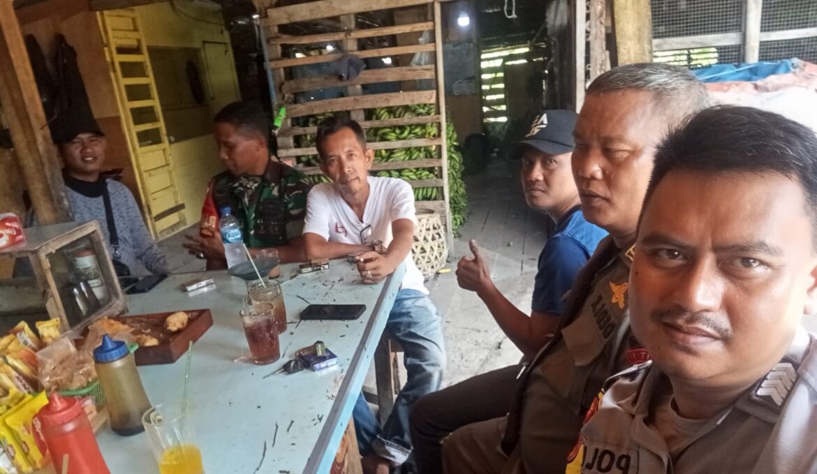 Bhabinkamtibmas Desa Citeureup mengikuti Penertiban PKL Pasar Citeureup