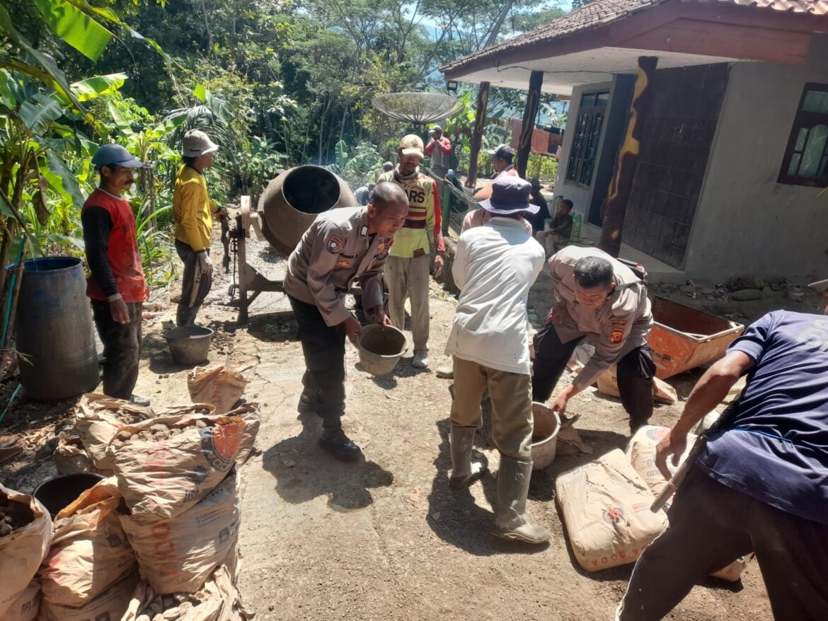 Polsek Rajadesa Bersama Warga Laksanakan Kerja Bakti Pengecoran Jalan di Dusun Cikamuning
