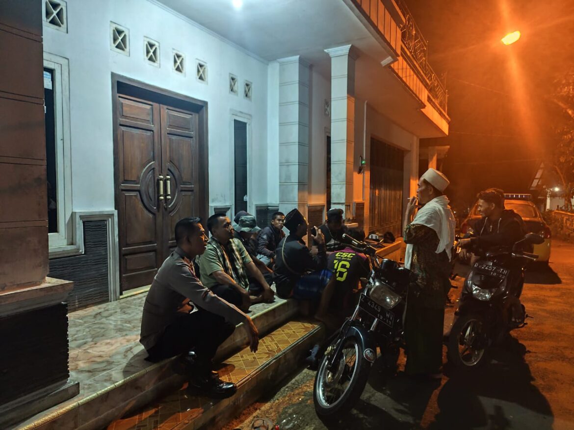 Berikan Rasa Aman, Personel Polsek Kawali Polres Ciamis Patroli Dialogis di Malam Hari
