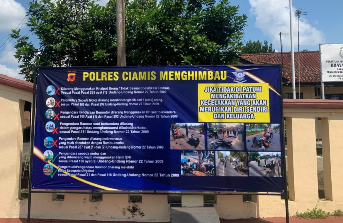 Polres Ciamis Gencarkan Upaya Minimalkan Laka Lantas, Polsek Cijeungjing Pasang Baliho Keselamatan Berlalu Lintas