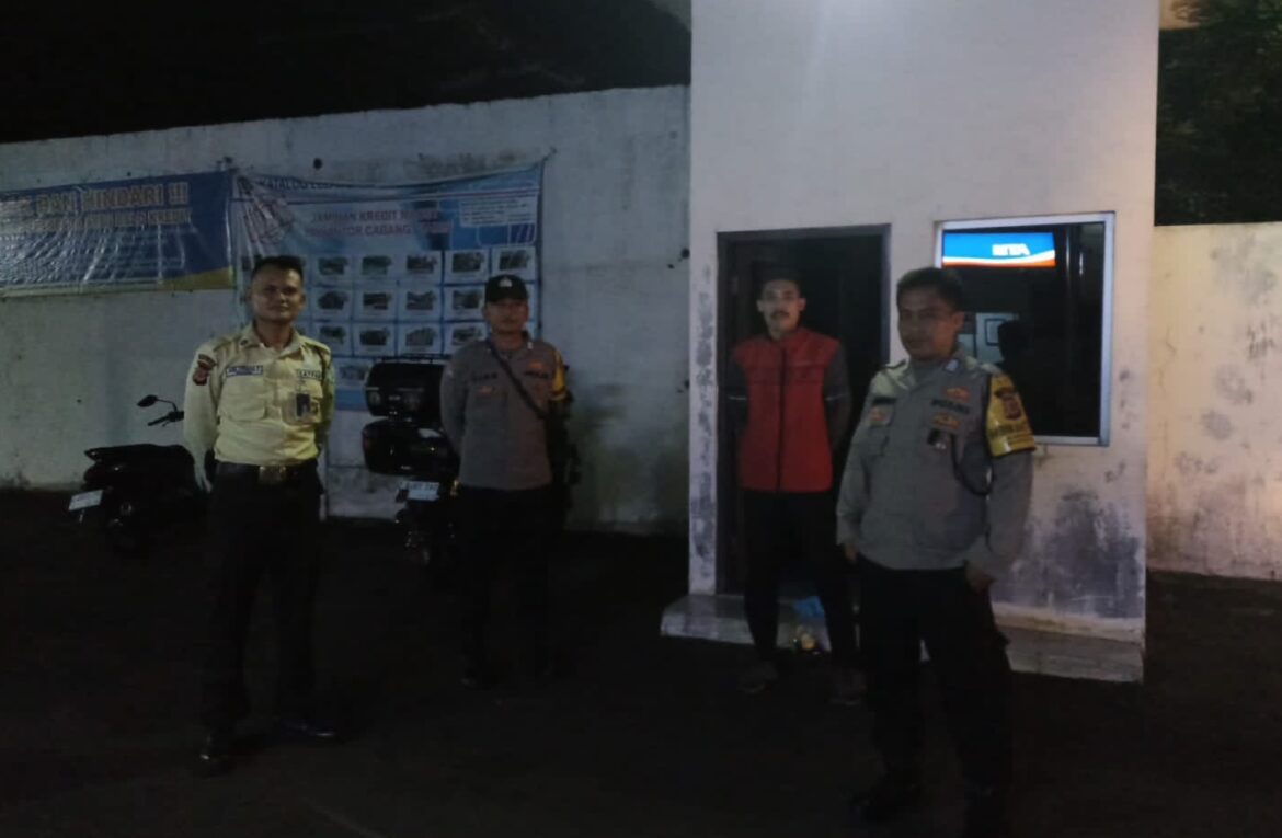 Berikan Rasa Aman, Personel Polsek Kawali Polres Ciamis Patroli Dialogis di Malam Hari