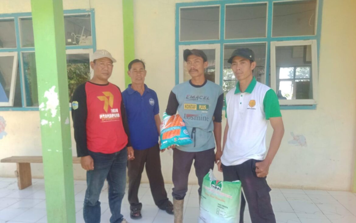 Ketahanan Pangan, Polsek Banjarsari Polres Ciamis Awasi Penyaluran Benih Jagung di Banjaranyar