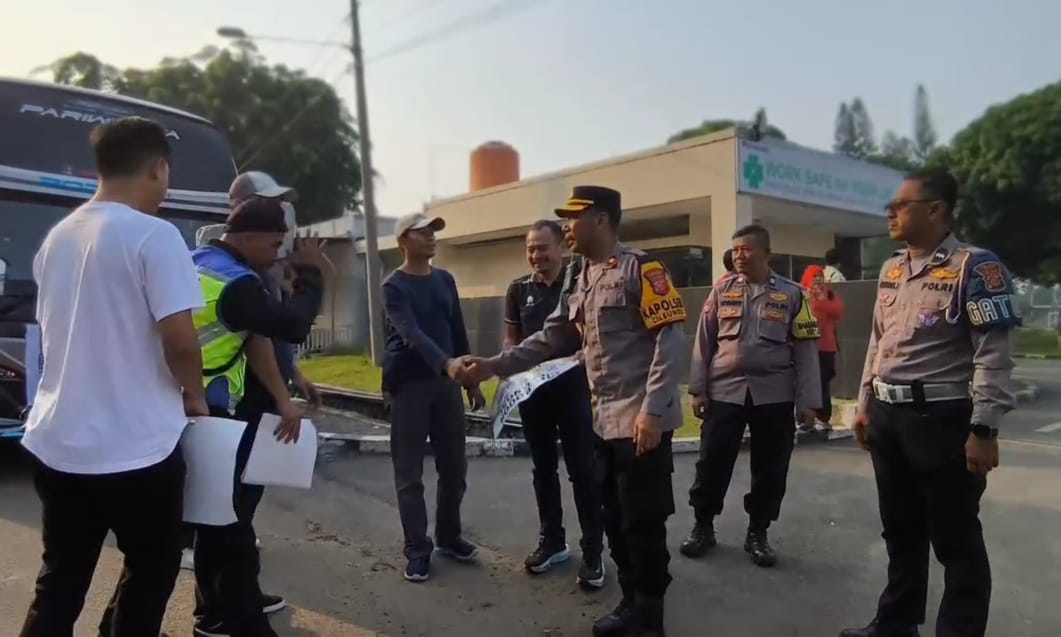 Polsek Cileungsi Berbagi Sarapan Bubur untuk Buruh yang Akan Berangkat ke May Day di Monas