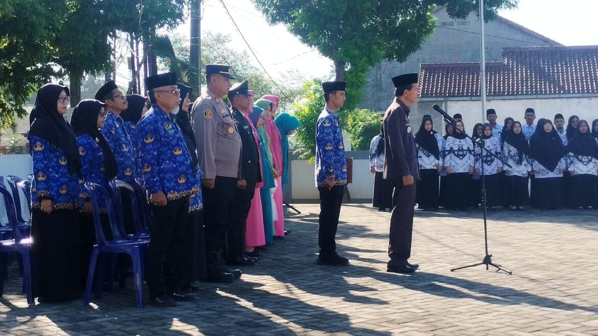 Semarak Upacara Hari Otonomi Daerah ke-29 dan Hardiknas 2025 Tinkat Kecamatan,&nbsp; Begini Pesan Kapolsek Cijeungjing