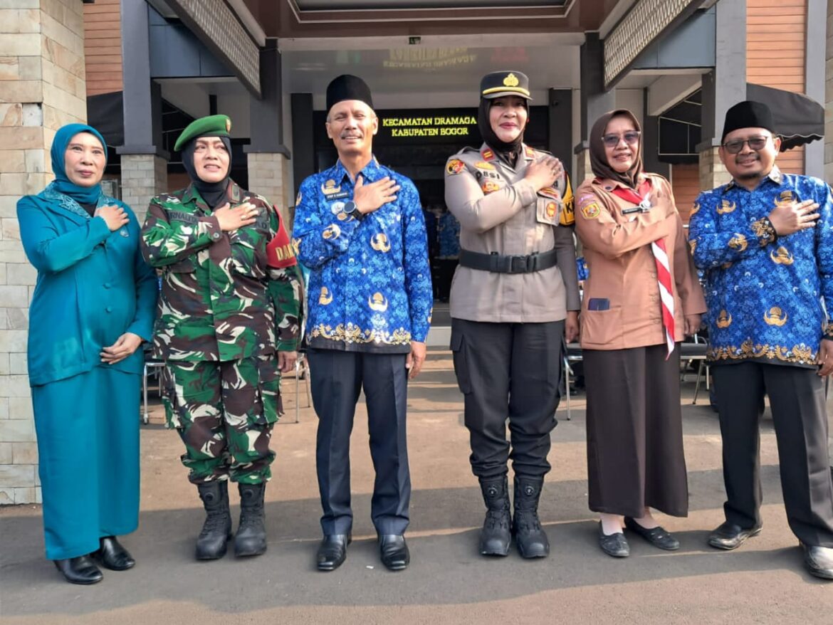 Kapolsek Dramaga Hadir Turut Serta Pelaksanaan Upacara Hari Pendidikan Nasional Tahun 2025 Tingkat Kecamatan Dramaga Kab. Bogor, Wujud Pelayanan Publik Dan Sinergitas Polri Untuk Masyarakat
