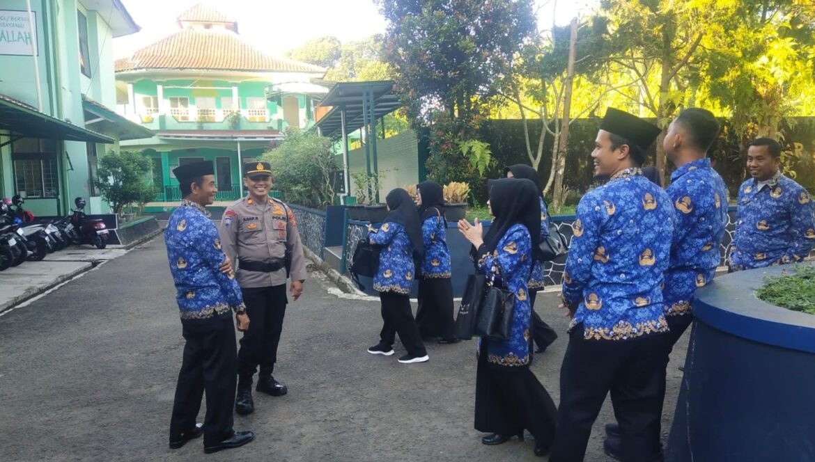 Polsek Cikoneng Polres Ciamis Datangi SMPN 1 Cikoneng Koorkom Bahaya Kenakalan Remaja