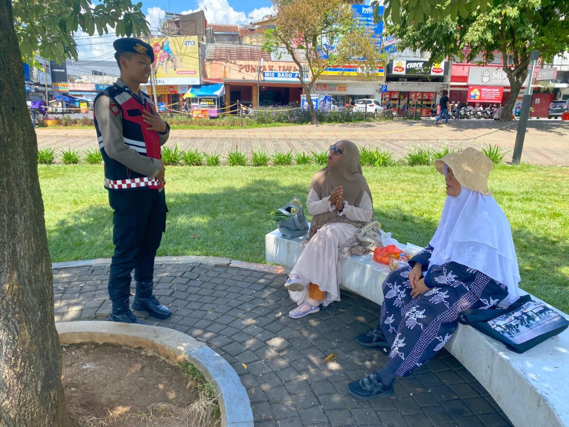 Cipkon Kamtibmas, Samapta Polres Ciamis Patroli Jalan Kaki di Alun Alun Ciamis