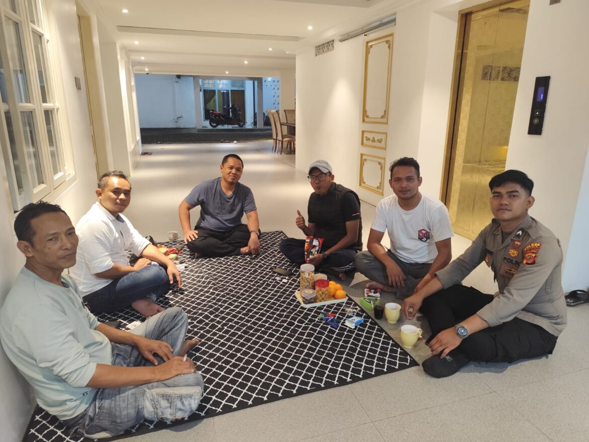 Berikan Rasa Aman, Personel Polsek Kawali Polres Ciamis Patroli Dialogis di Malam Hari