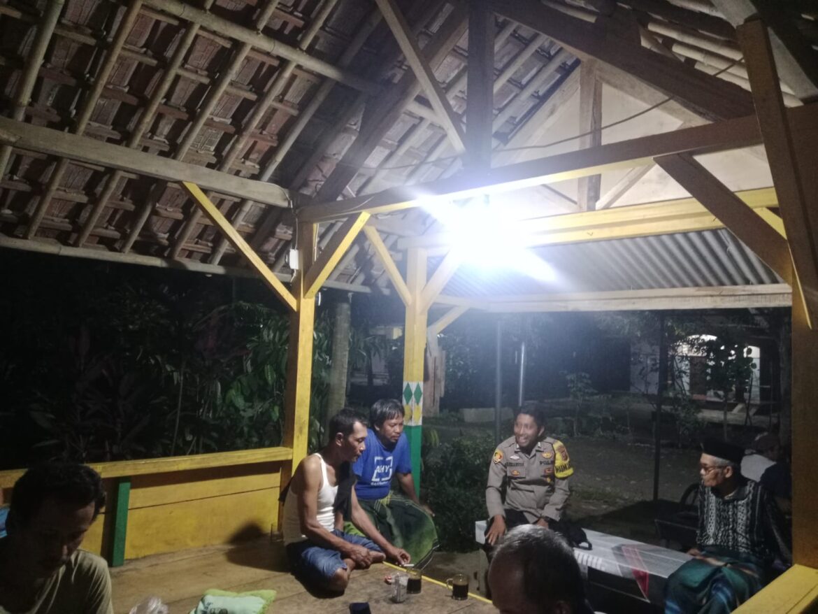 Perkuat Sinergitas, Polsek Lakbok Polres Ciamis Beri Binluh ke Warga Sidaharja Saat Ngeronda
