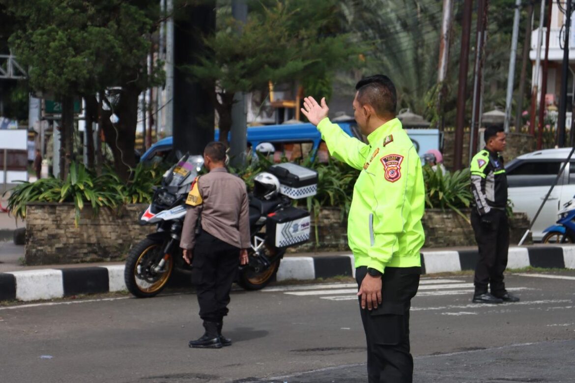 Kapolres Bogor AKBP Rio Wahyu Anggoro, S.H., S.I.K., M.H. Kembali Laksanakan Pemantauan Arus Lalu Lintas di Pos Gadog, Puncak
