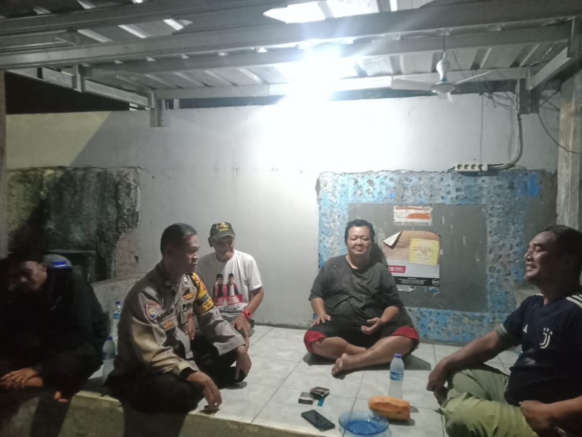 Bhabinkamtibmas Cipinang Cempedak Sambangi Warga di Bhineka II, Sampaikan Imbauan Kamtibmas