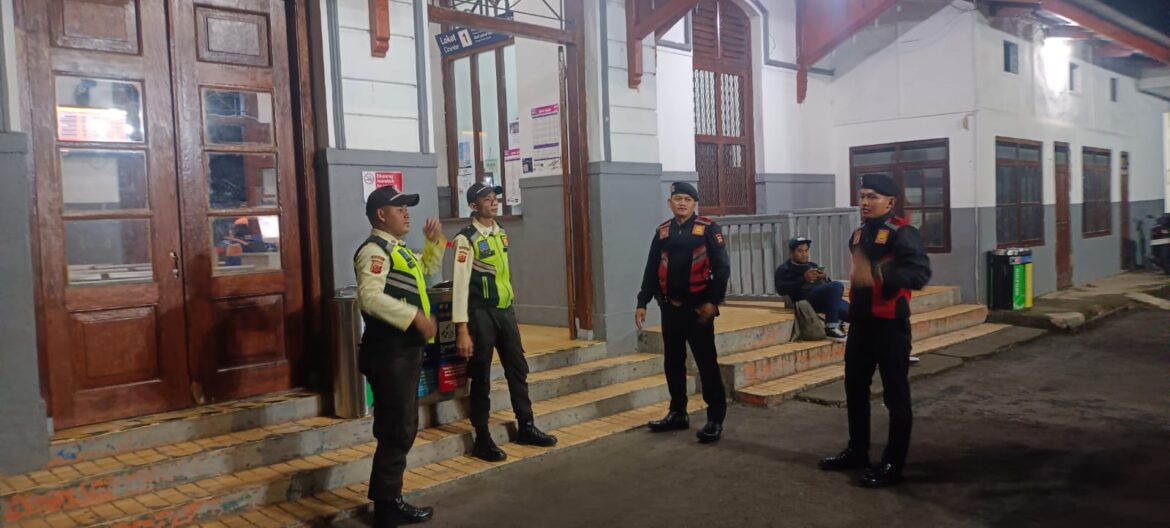 Jaga Harkamtibmas, Satuan Samapta Polres Ciamis Patroli Dialogis ke Stasiun KA Ciamis
