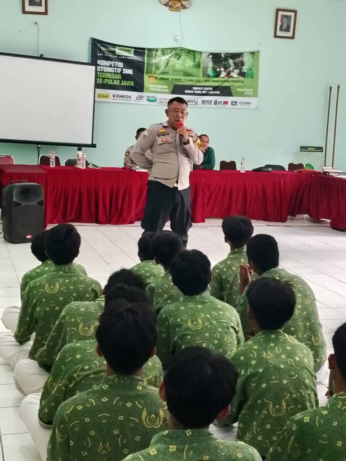 Bhabinkamtibmas Kebon Pala Sosialisasikan Pesan Kamtibmas di SMK Bhakti Yuda lewat Program One Day One School