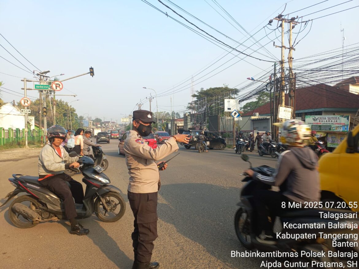Strong Point Pagi Hari Polsek Balaraja Dalam Mewujudkan Pelayanan Prima Kamseltibcarlantas Kepada Masyarakat Pengguna Jalan