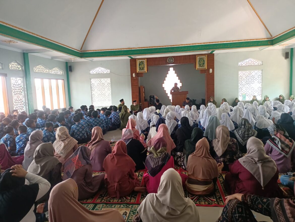 Polsek Rancah Ikut Sosialisasikan Edaran Bupati Ciamis Larangan Siswa Pakai Motor ke Sekolah
