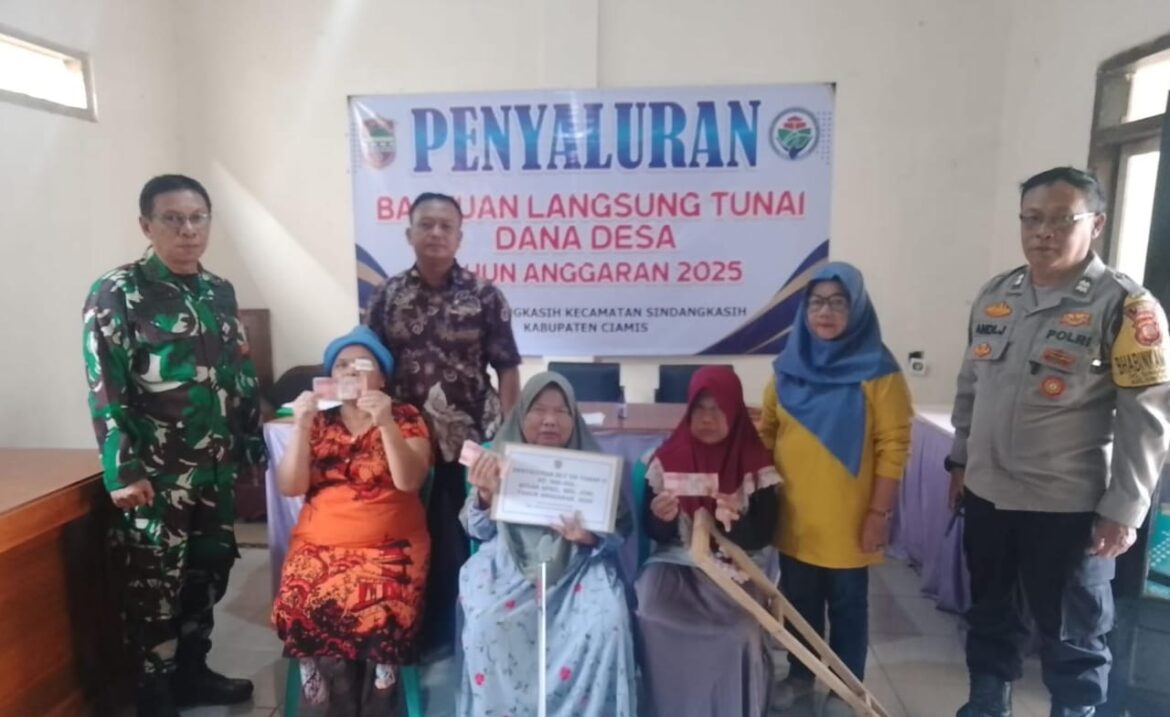Penyaluran BLT DD, Polsek Cikoneng Polres Ciamis Beri Imbauan Kamtibmas ke Warga Sindangkasih