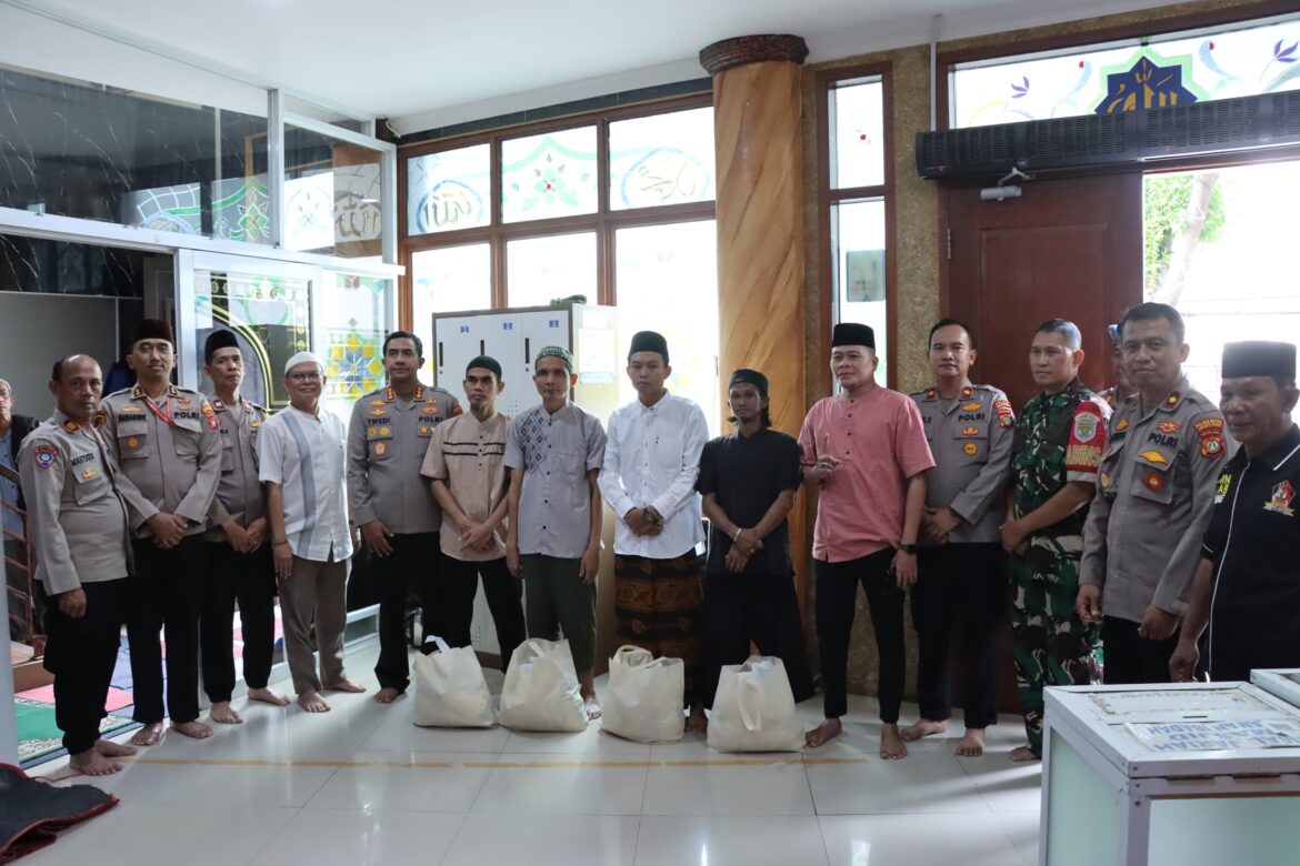 Safari Religi, Kapolres Jakbar Shalat Jumat dan Bagikan Bantuan di Masjid Taman Ibadah