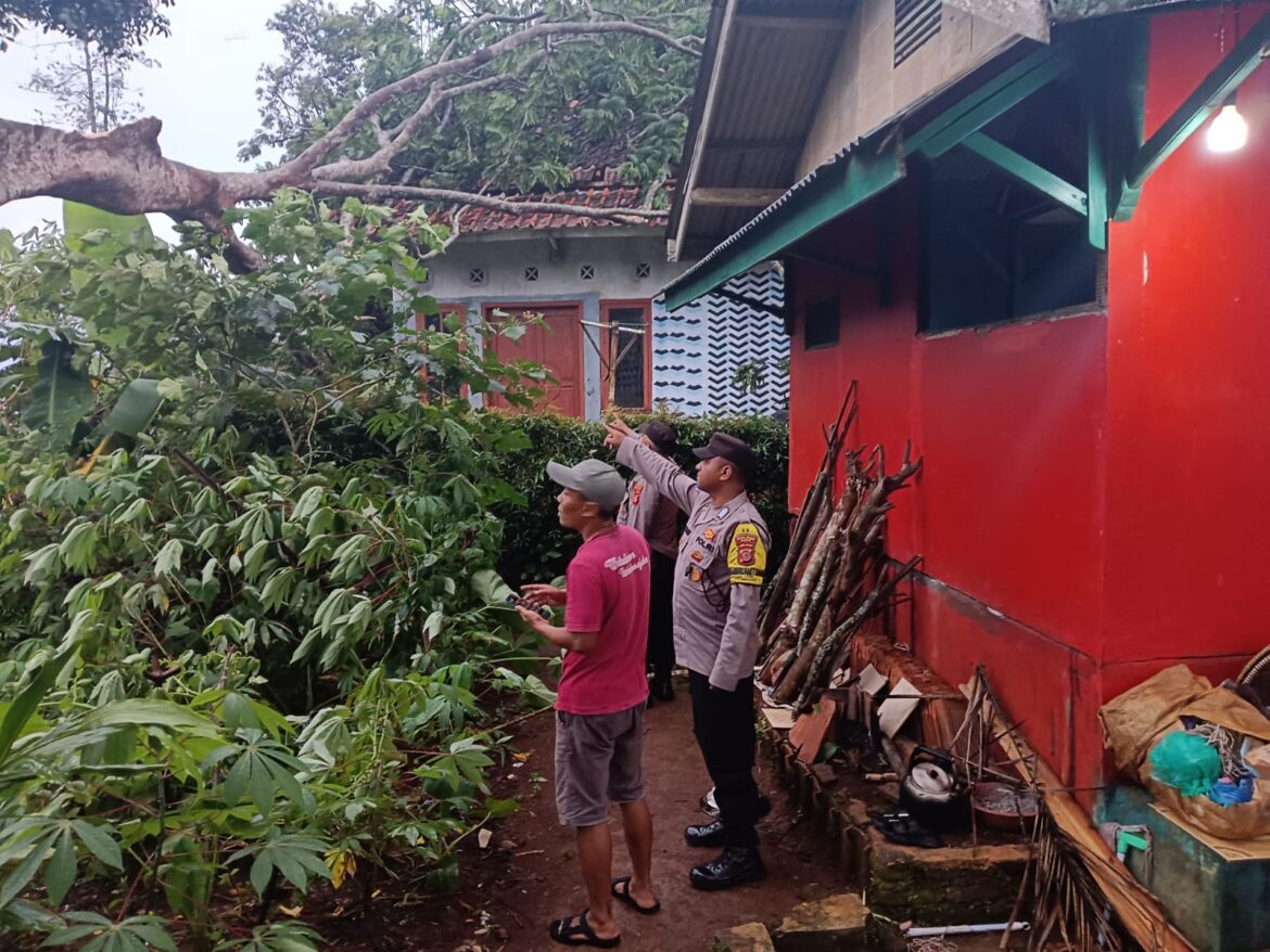 Kesiapsiagaan Bencana, Polsek Kawali Polres Ciamis Bantu Evakuasi Pohon Tumbang Menimpa Rumah Warga