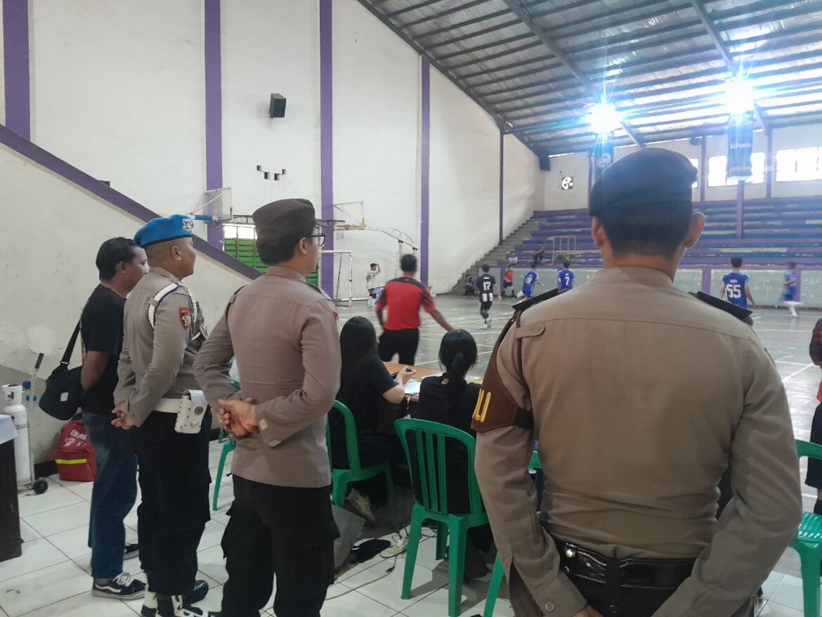 Jaga Kondusifitas, Personel Sat Samapta Polres Ciamis Bersiaga Amankan Liga Futsal Pelajar