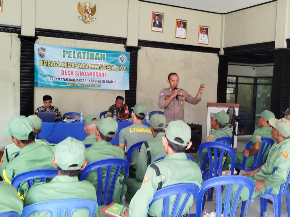 Polsek Banjarsari Polres Ciamis Jadi Pemateri Pembinaan Linmas Desa Sindangsari