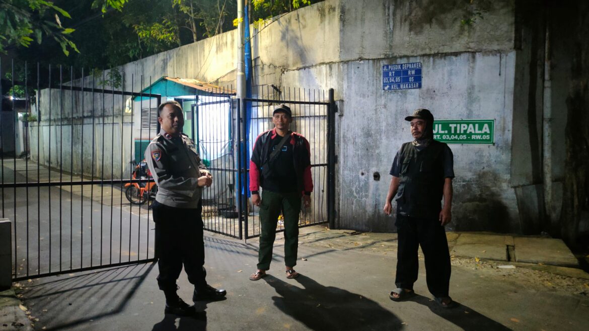 Polisi Sambangi Satkamling Tipala Makasar, Tegaskan Pentingnya Keamanan Lingkungan