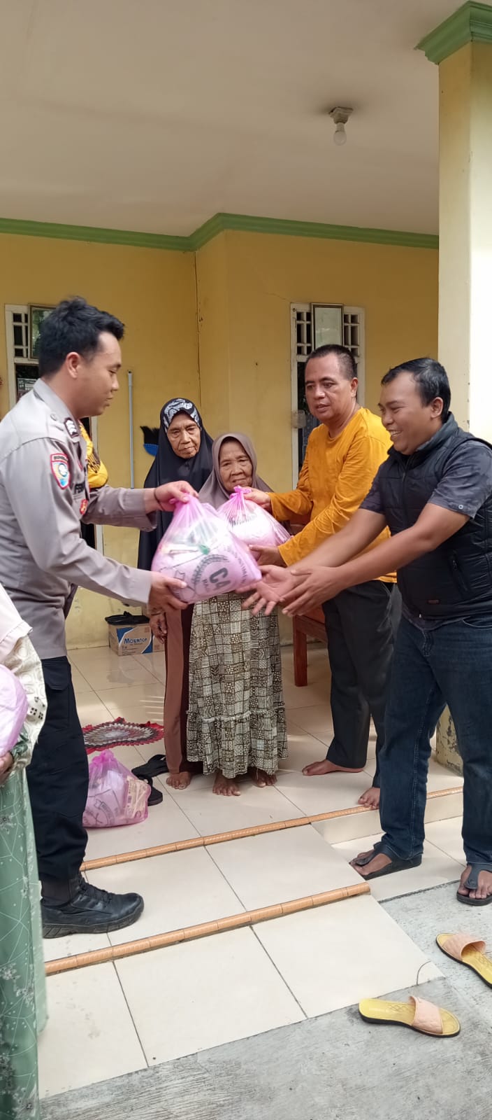 Jumat Berkah, Polsek Pasar Kemis Polresta Tangerang bagikan Sembako kepada Karga yang Kurang Mampu