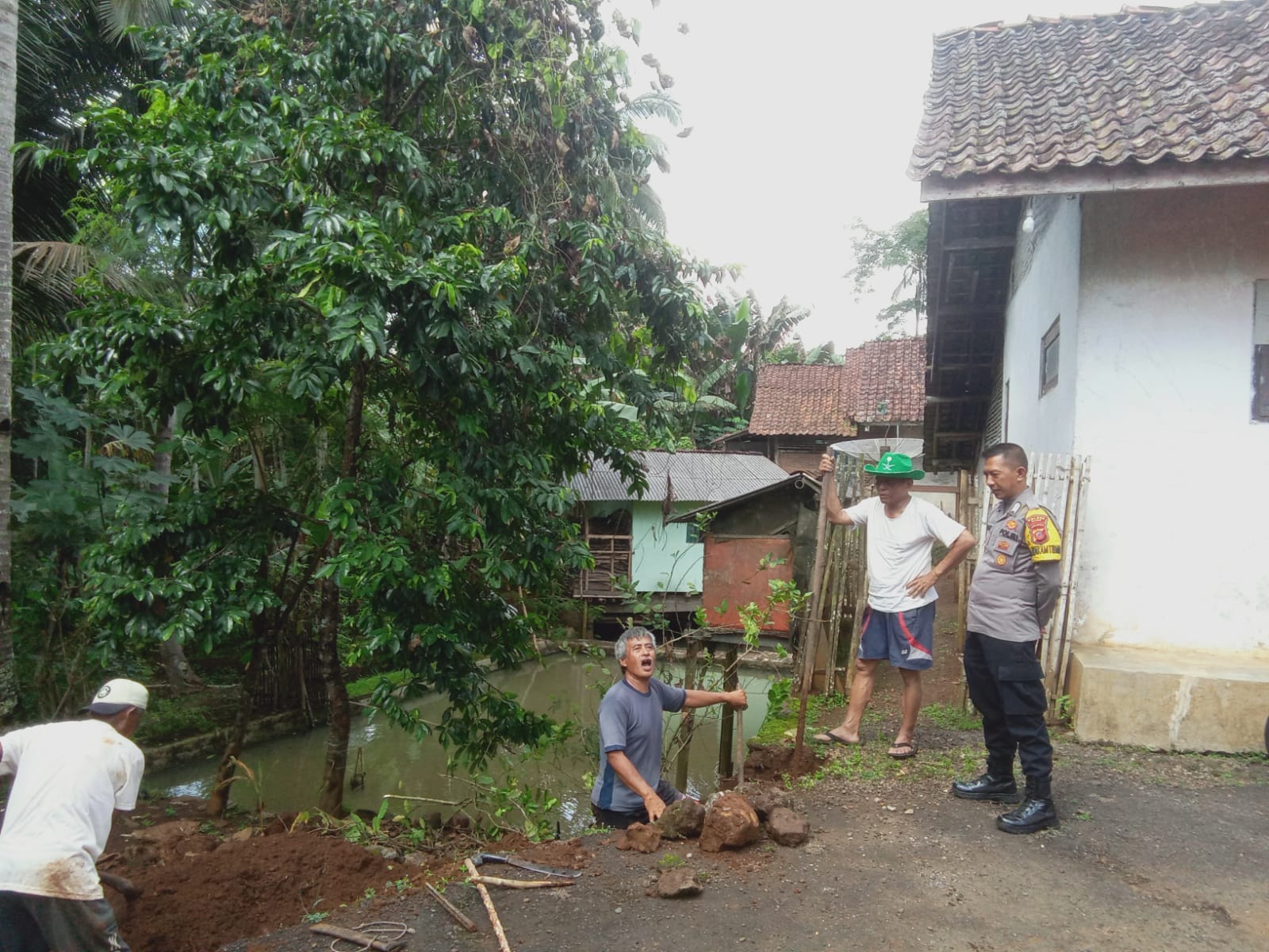 Berikan Rasa Nyaman, Dua Anggota Polsek Kawali Polres Ciamis Patroli Dialogis ke Masyarakat