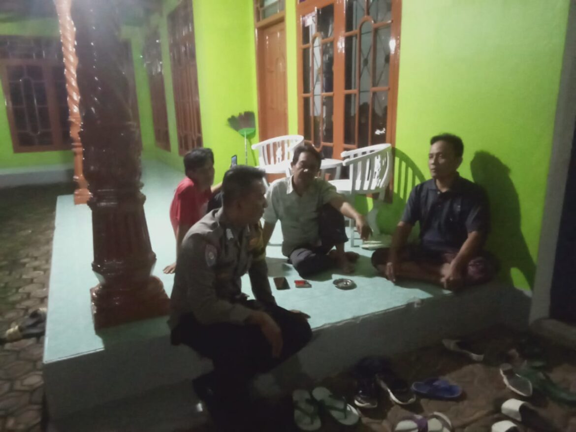 Berikan Rasa Aman, Personel Polsek Kawali Polres Ciamis Patroli Dialogis di Malam Hari