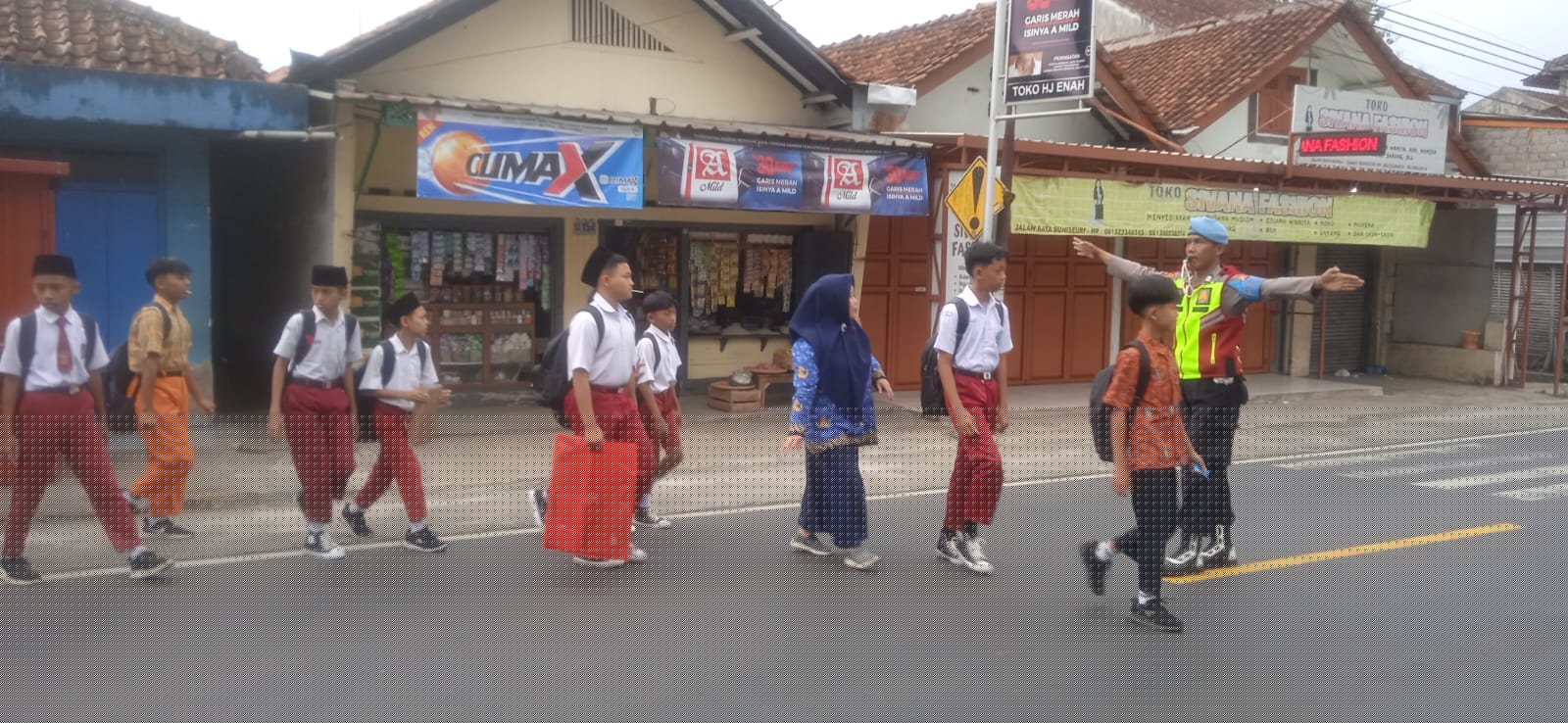 Pelayanan Masyarakat, Polsek Cipaku Polres Ciamis Siaga di Jalan Padat Saat Jam Sekolah