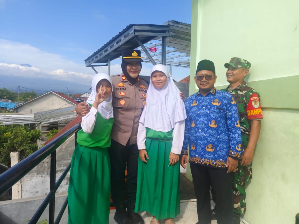Kapolsek Dramaga Didampingi Bhabinkamtibmas Dan Babinsa Desa Dramaga Giat Kunjungan Ke Instansi Sekolah MI Albayyinah Kecamatan Dramaga, Ajak Jaga Kondusifitas Cegah Gangguan Kamtibmas