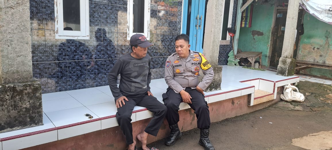 Sambangi Warga, Bhabinkamtibmas Polsek Ciampea Ajak Jaga Kamtibmas dan Kebersihan Lingkungan