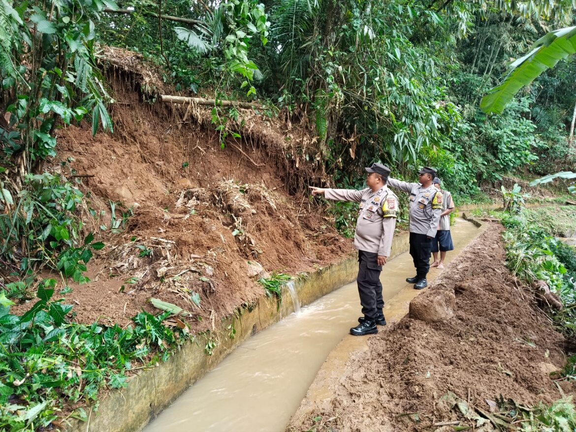 Polsek Kawali Polres Ciamis Datangi TKP Bencana Tanah Longsor di Wilayah Banjarwaru