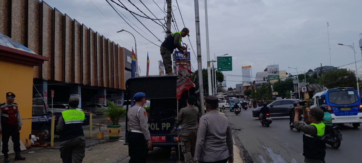 Polsek Kembangan Kembali Gelar Operasi Penertiban Atribut Ormas di Wilayah Jakarta Barat bersama Tiga Pilar
