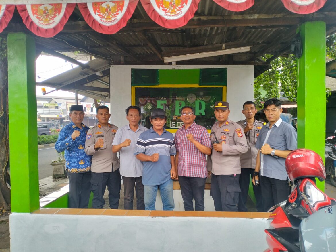Polsek Cakung Fasilitasi Pengecatan Gardu FBR 022 di Rawa Terate, Bangun Sinergi dan Tertib Lingkungan