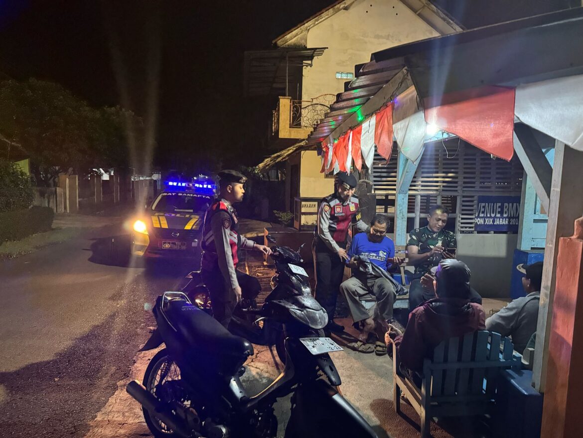 Humanis, Pasukan Roda 4 Polres Ciamis Patroli dan Beri Imbauan ke Warga di Pos Ronda Pasirangin