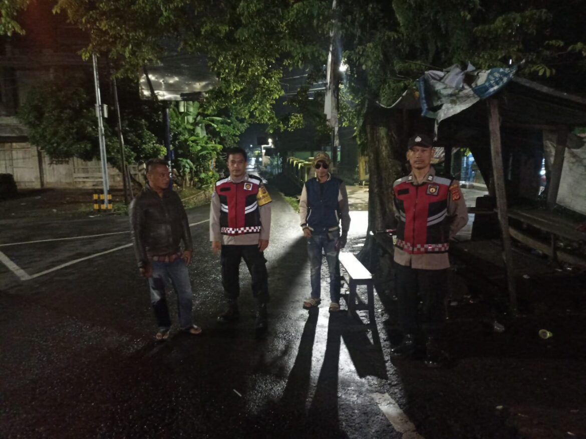 Berikan Rasa Aman, Personel Polsek Kawali Polres Ciamis Patroli Dialogis di Malam Hari