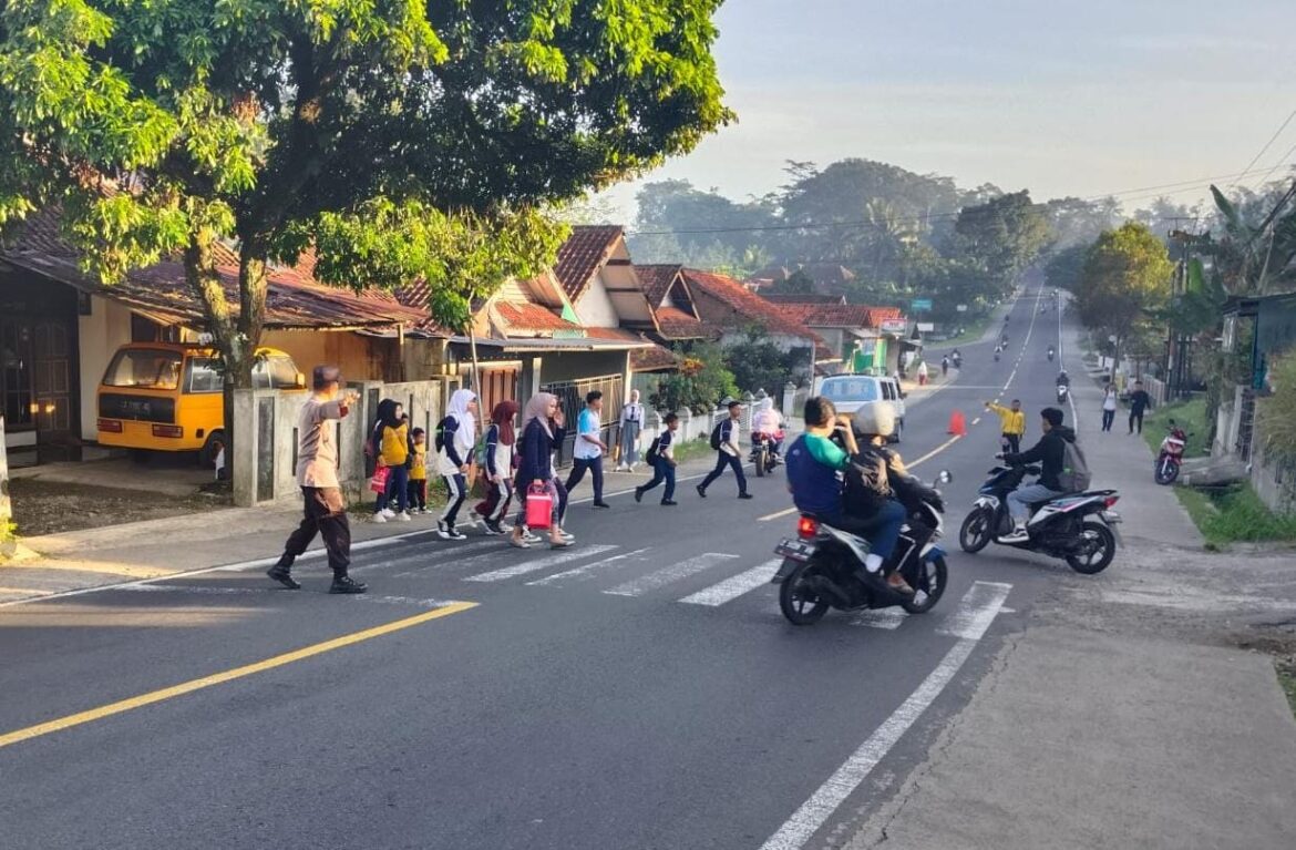 Pelayanan Masyarakat, Polsek Cihaurbeuti Polres Ciamis Bantu Anak Menyebrang di Area Sekolah