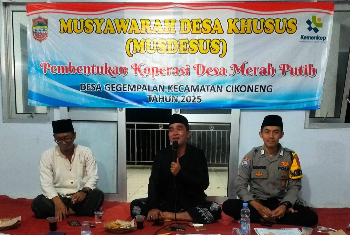 Polsek Cikoneng Polres Ciamis Hadiri Tawasul Rutin Bersama Warga di Kantor Desa Gegempalan