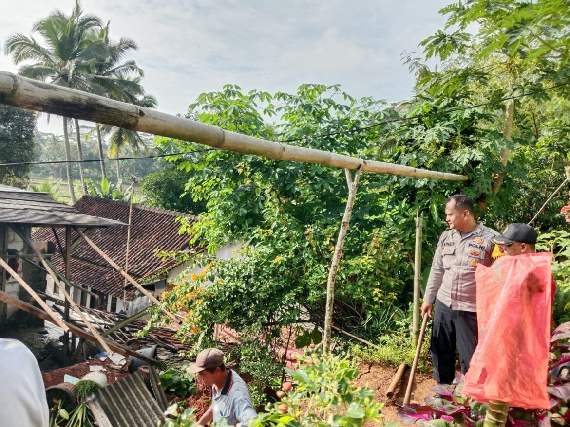 Tak Kuat Menahan Tanah dan Air, TPT Jebol Hantam Rumah Warga, Polisi Datangi Lokasi