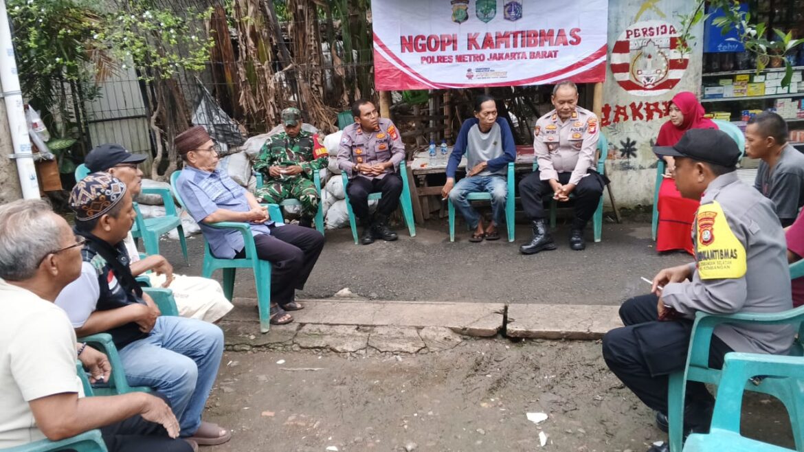 Wakapolsek Kembangan AKP Widiantoro S.H, Sambangi Tokoh Masyarakat dan Warga Kembangan Selatan dalam Kegiatan Jum’at Curhat