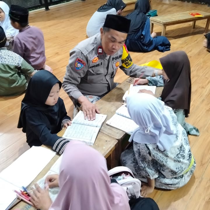 Lewat Program Ngajar Ngaji, Bhabinkamtibmas Polsek Teluknaga Tanamkan Nilai Kamtibmas pada Santri